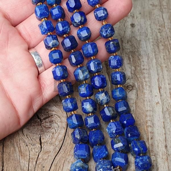 koralky-z-prirodneho-mineralu-lapis-lazuli-8mm-kocky-brusene-pravidelne-leskle-modre-zlate